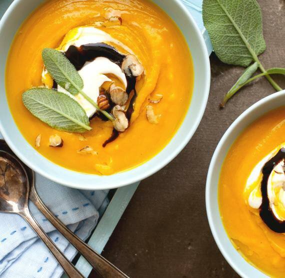Kürbissuppe mit Apfel und Quark-Topping