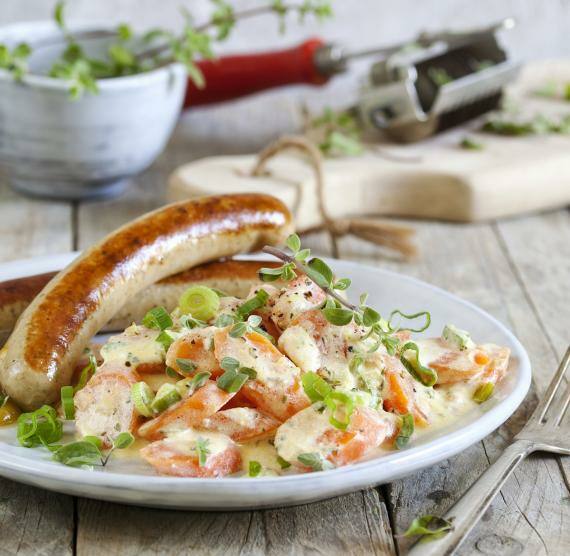 Bratwurst mit Karotten auf Teller