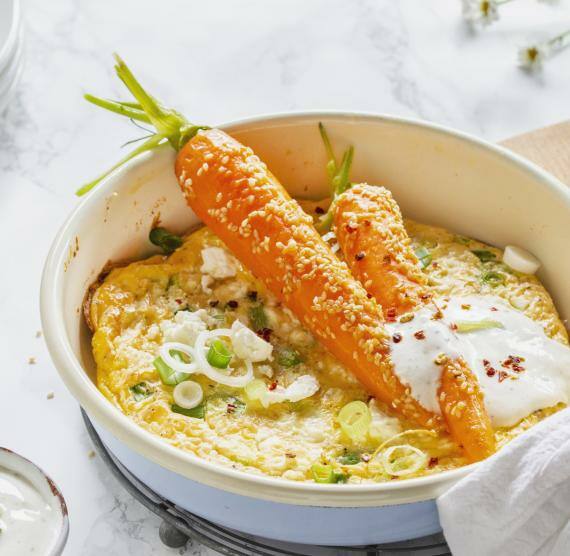Ofen-Omelett mit Käse und Sesammöhren