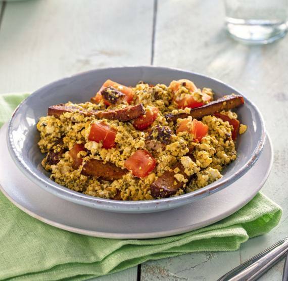 Teller mit Tofu und Tomaten auf Tuch