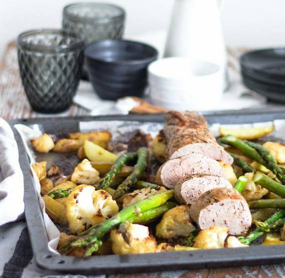Schweinefilet aus dem Ofen mit Spargel und Blumenkohl