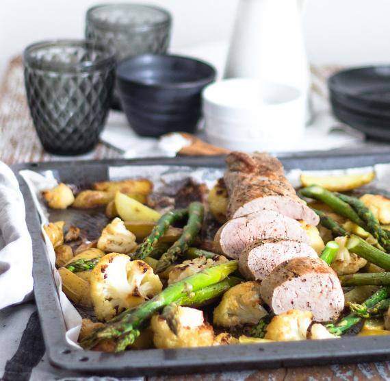 Schweinefilet aus dem Ofen mit Spargel und Blumenkohl