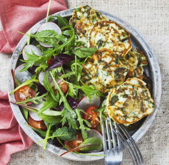 Spinatpuffer und Salat in einer Schüssel