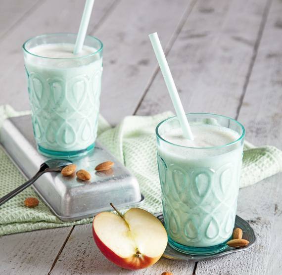Shake mit Mandelmilch und Äpfeln