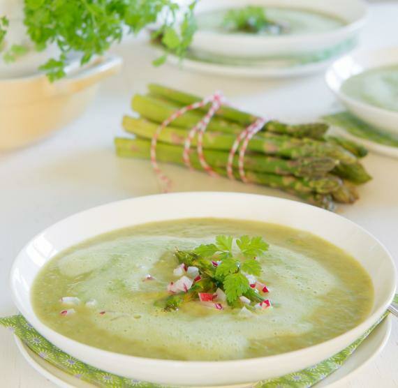Grüne Spargelsuppe mit Radieschen
