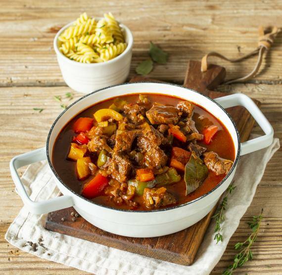Zartes Low Carb Putengulasch mit Paprika und Pilzen