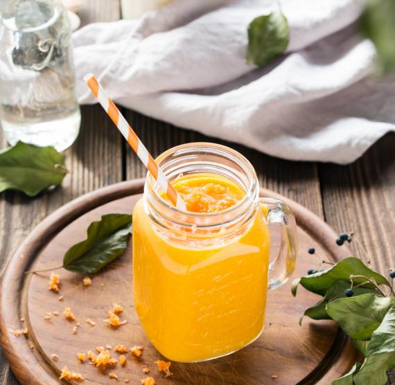 Smoothie in einem Glas auf Brett