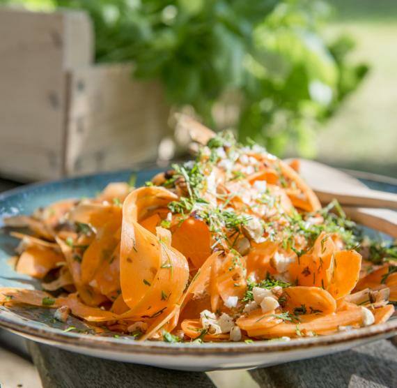 Möhrensalat mit Haselnüssen