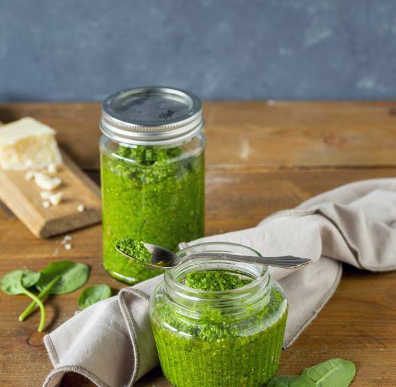 Grüne Creme in Gläsern auf einem Tisch