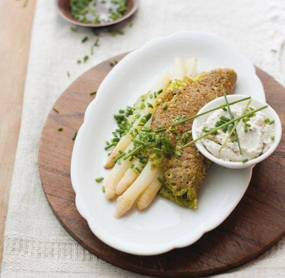 Spargel und Omelett auf einem weißen Teller
