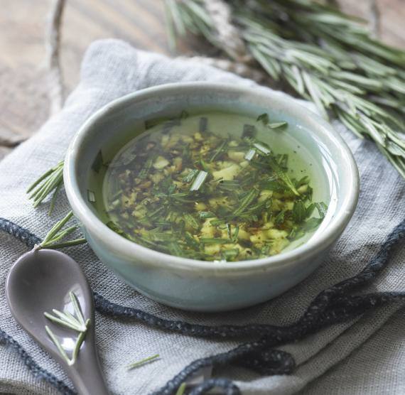 Schälchen mit Rosmarin-Knoblauchöl