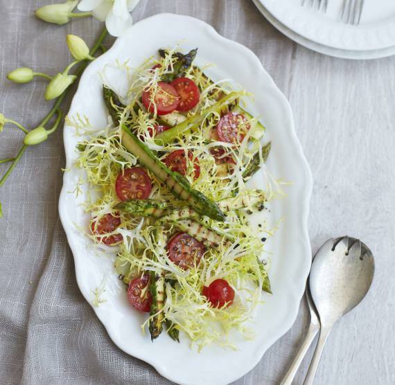 Grüner Spargel mit Friseesalat und Tomaten