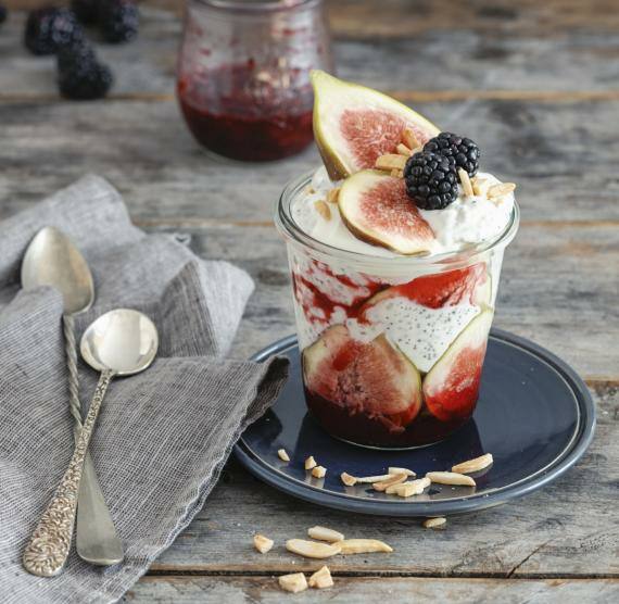 Chiapudding mit Feigen und Brombeeren in Glas auf Teller