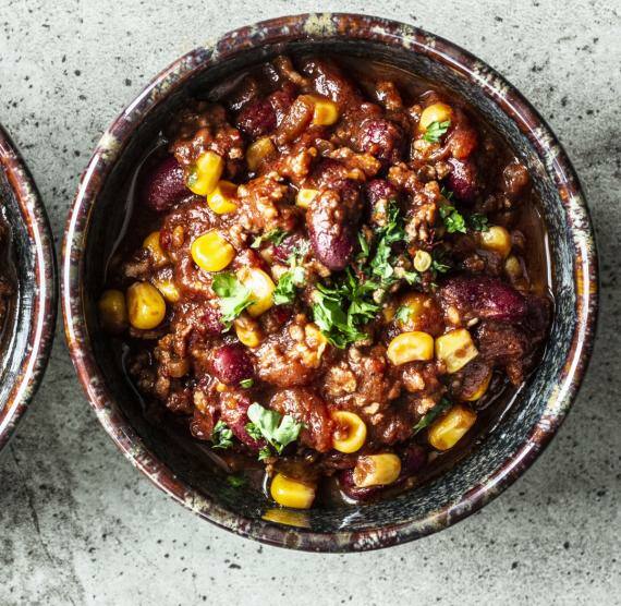 Zwei Schalen mit Chili con Carne