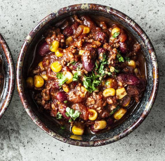 Zwei Schalen mit Chili con Carne