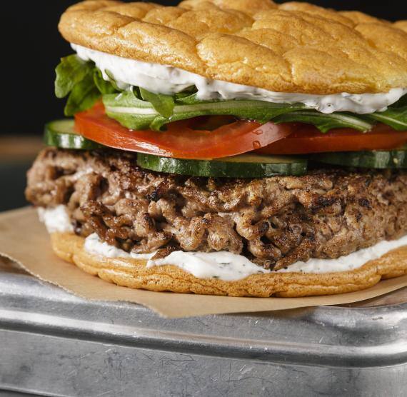 Cloud Burger mit Rindfleischpatties, Salat, Gurke, Tomate und Frischkäsecrème