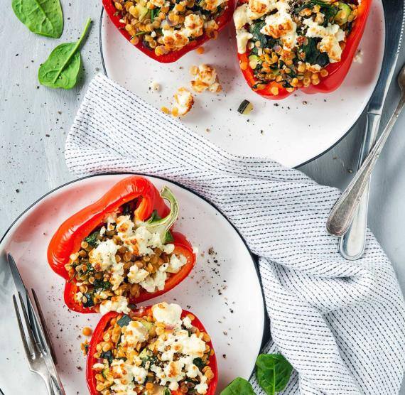Gefüllte Paprika mit Feta auf Teller und Basilikum
