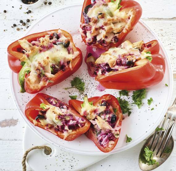 Gefüllte Paprikahälften mit Rotkohl und Feta, überbacken mit Mozzarella