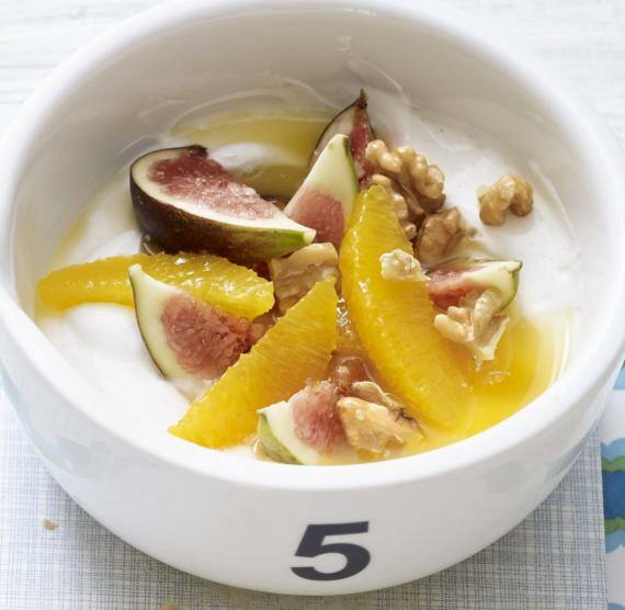 Weiße Schale mit Joghurt, Orangen und Feigen