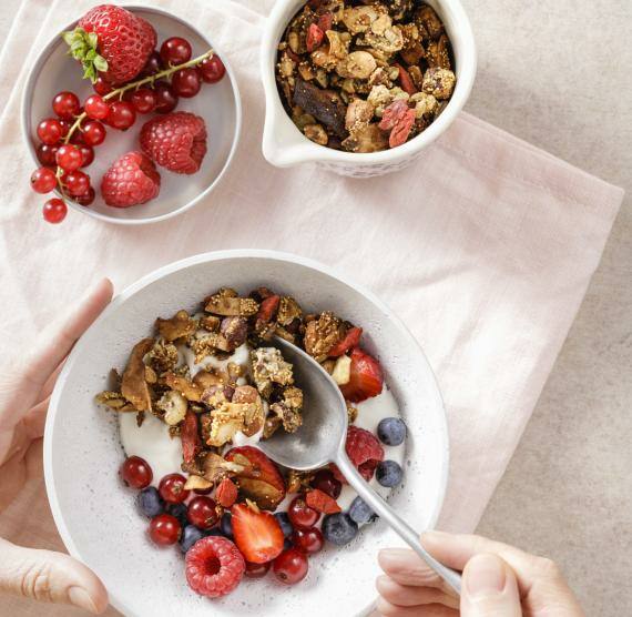 Müsli mit Nüssen und Beeren