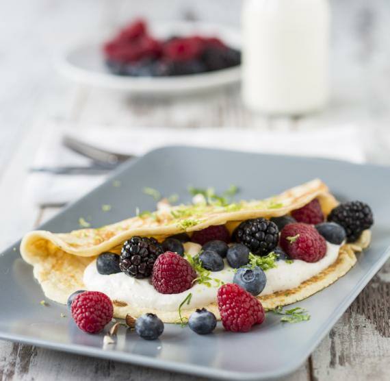 Mandelomelett auf Teller mit Quark und Beeren