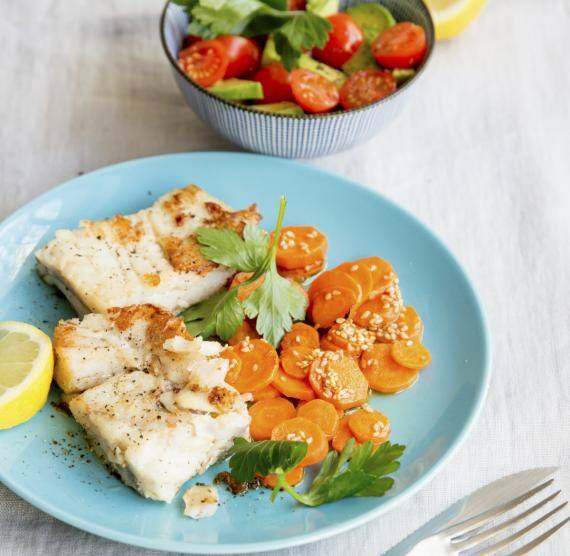 Seelachsfilet mit Möhren und Tomaten-Avocado-Salsa
