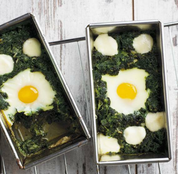 Überbackene Eier im Spinatnest