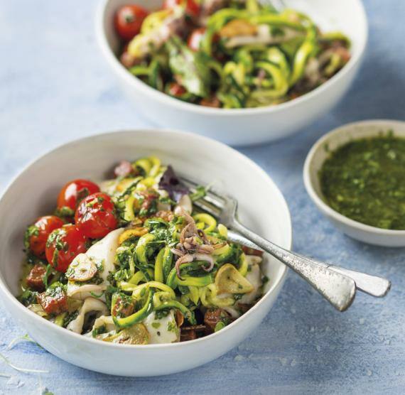 Zucchini-Nudeln mit Tintenfisch und Chorizo in hellen Tellern