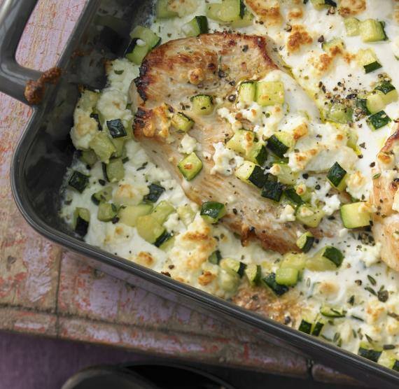 Auflaufform mit Putenschnitzel in Sahnesauce mit Zucchini und Feta