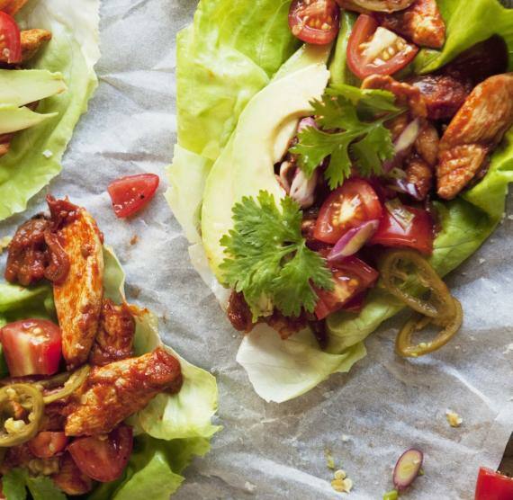 3 Salat-Wraps mit mariniertem Hähnchen, Tomaten, Avocado und Jalapños