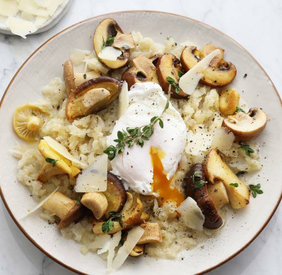 Teller mit Topisotto, Pilzen, Thymian und pochiertem Ei