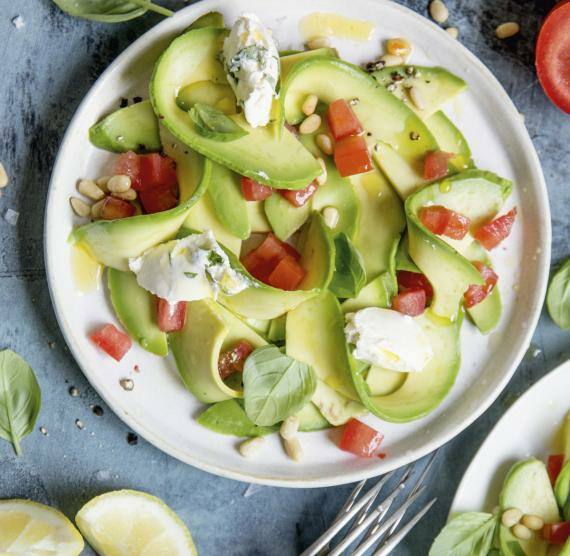 Spinat-Mangold-Salat mit Oliven und Feta | Lowcarb.de