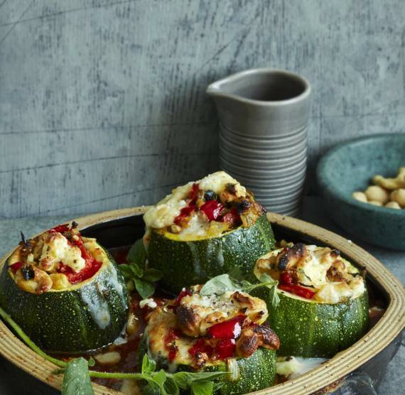 4 gefüllte Rondini mit Paprika, Zwiebel und Feta, dazu frischer Oregano