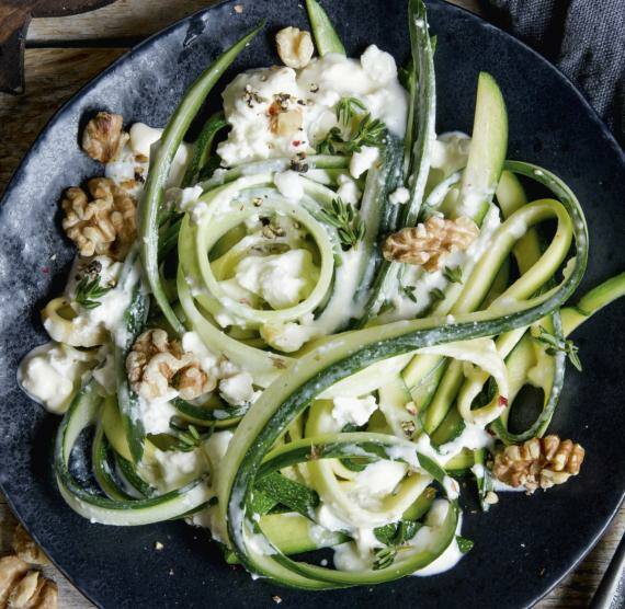 Zucchininudeln mit cremeiger Sauce in einem Teller