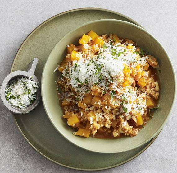 Teller mit Parmesan und Schale mit Kürbis, Blumenkohl und Parmesan