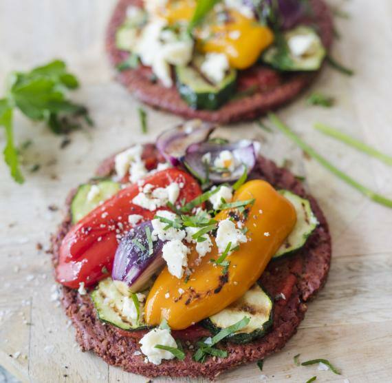 Pizza mit Rote Bete-Teig und Grillgemüse