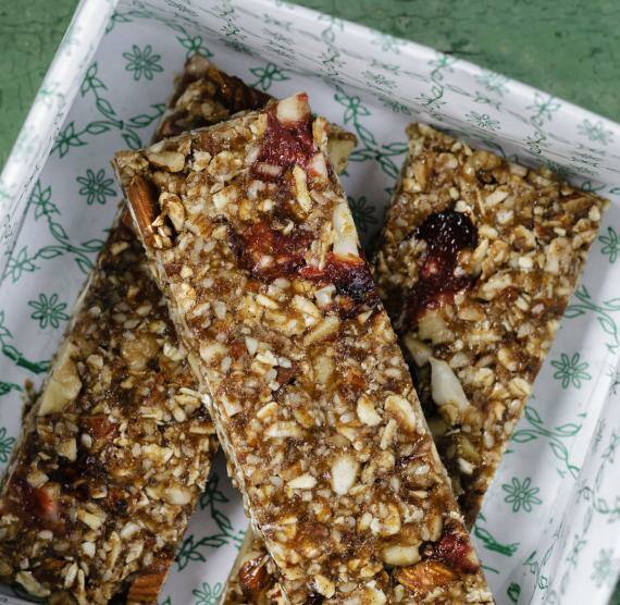 Korb mit Müsliriegeln auf Tisch