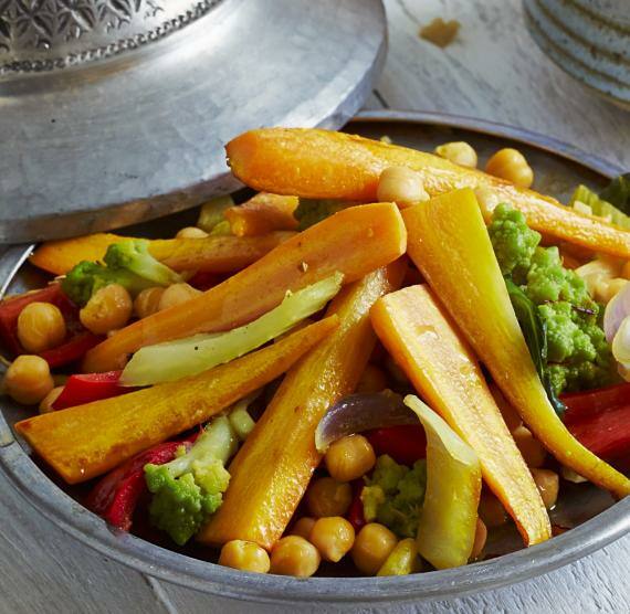 Vegane Gemüsetajine in einer Tajine aus Metall