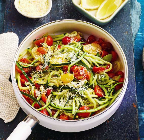 Zucchini-Spaghetti mit Tomaten in einer Pfanne