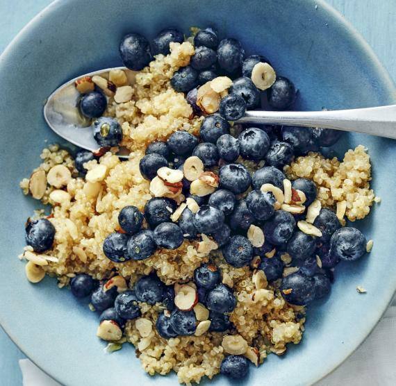 Schale mit Quinos, Blaubeeren und Haselnüssen