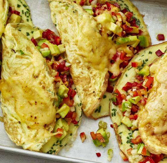 Blech mit Omelett überbacken mit Käse und mit Avocado und Paprika