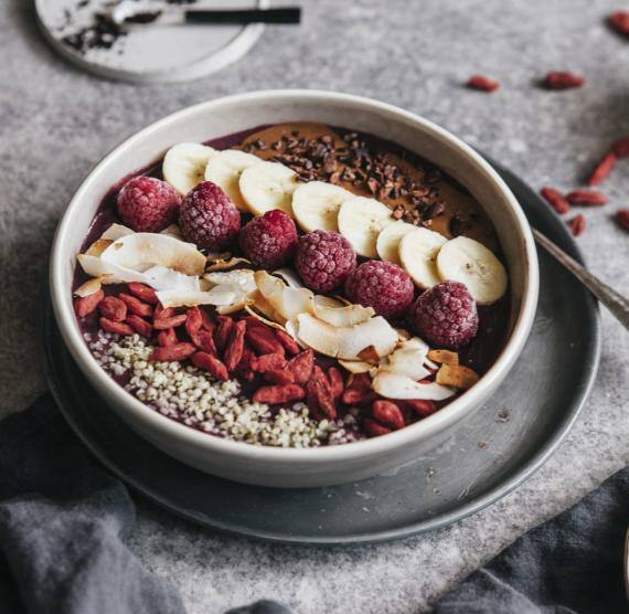 Açai Bowl mit Beeren