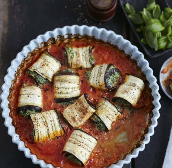 Runde Form mit ggefüllten Auberginenröllchen in Tomatensauce