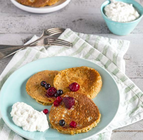 Kleine Kokos-Pfannkuchen mit Magerquark