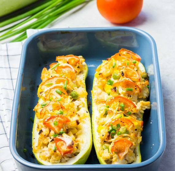 Auflaufform mit gefüllten Zucchini