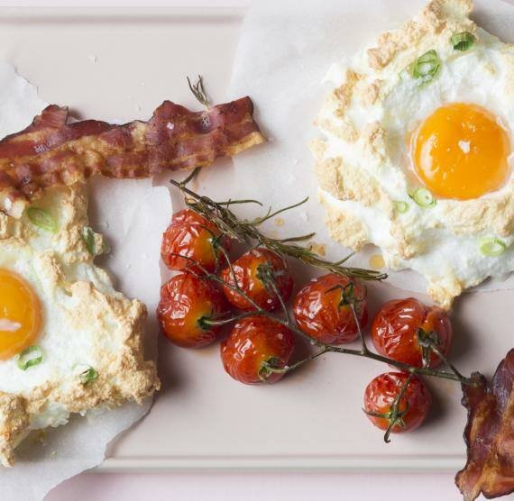 Cloud Eggs mit Ofentomaten und Bacon