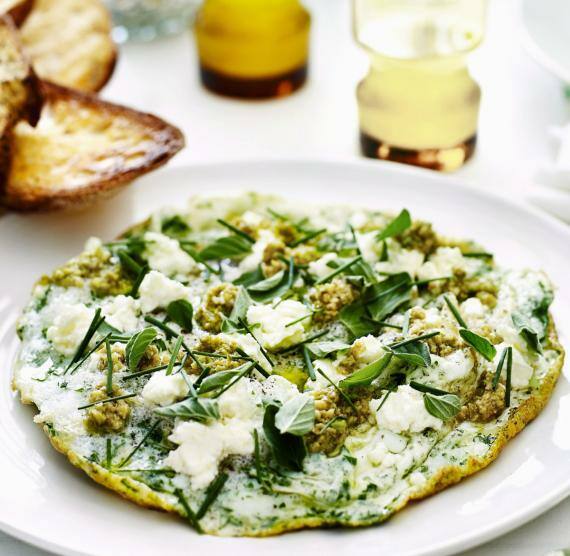 Teller mit Omelett, darüber Kräuter, Feta und Tapenade