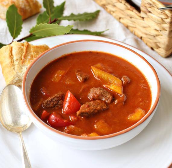 Teller mit Gulaschsuppe und Brot
