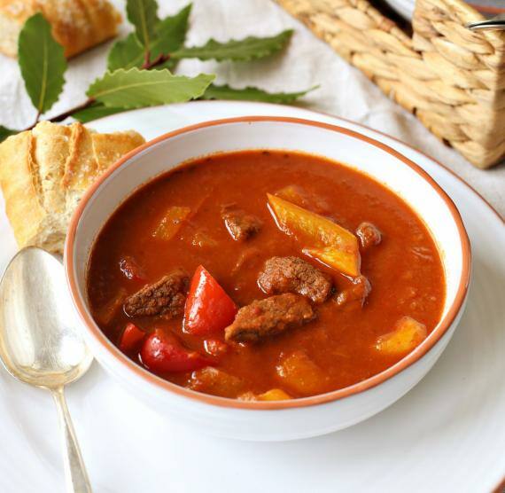 Zartes Low Carb Putengulasch mit Paprika und Pilzen