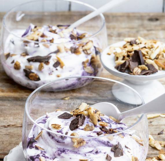 Johannisbeer-Skyr mit Schoko-Topping im Glas